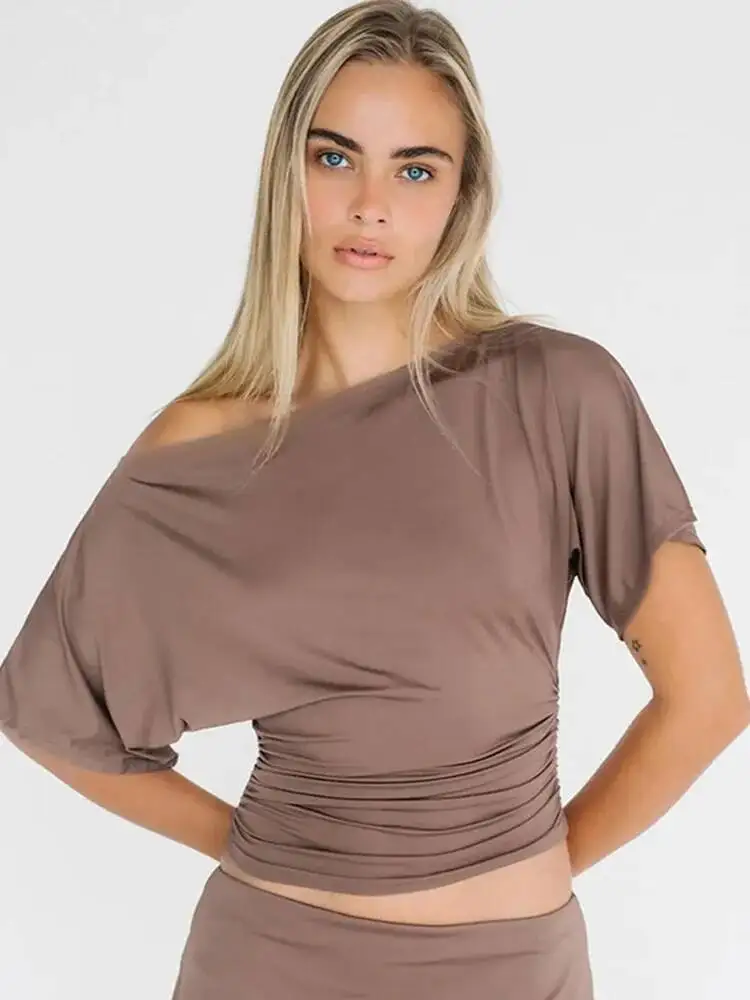 オフショルダーシャーリングクロップトップ女性の基本的なソリッドカラーの斜め襟半袖 Tシャツ夏カジュアルストリートウェア Tシャツ