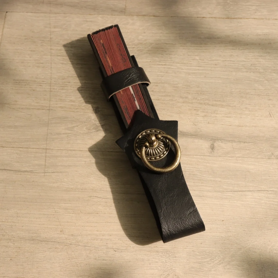 UYEE Vintage Rosen-Dekor Lederfächer-Holster Gürteltasche, Mittelalterliche Fächer-Hülle für Renaissance Cosplay Gürtel-Accessoires – Detail 5