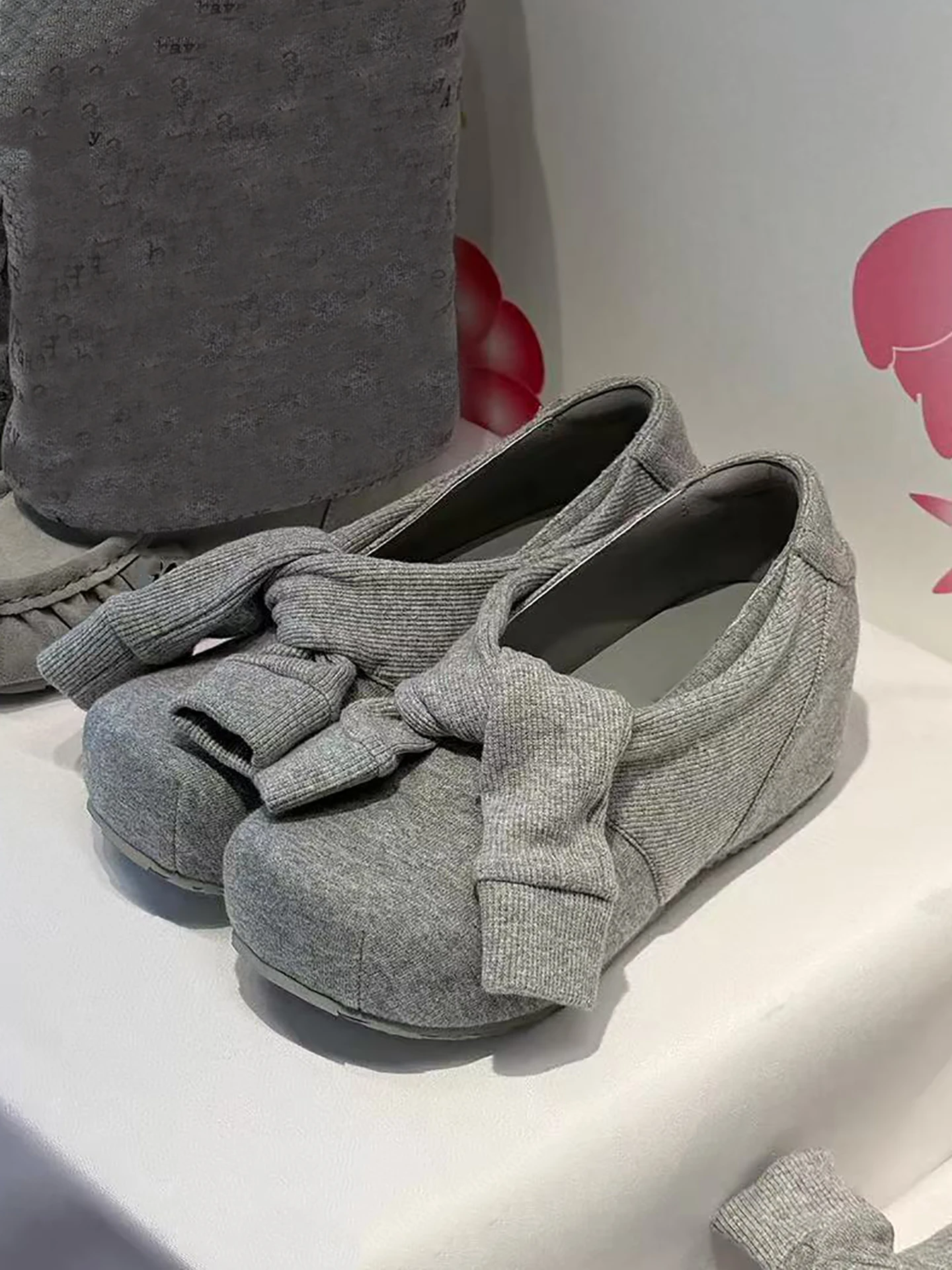 zapatillas-planas-mary-jane-grises-con-diseno-de-nudo-de-cuero-con-punta-redonda-y-suela-de-goma-para-mujer