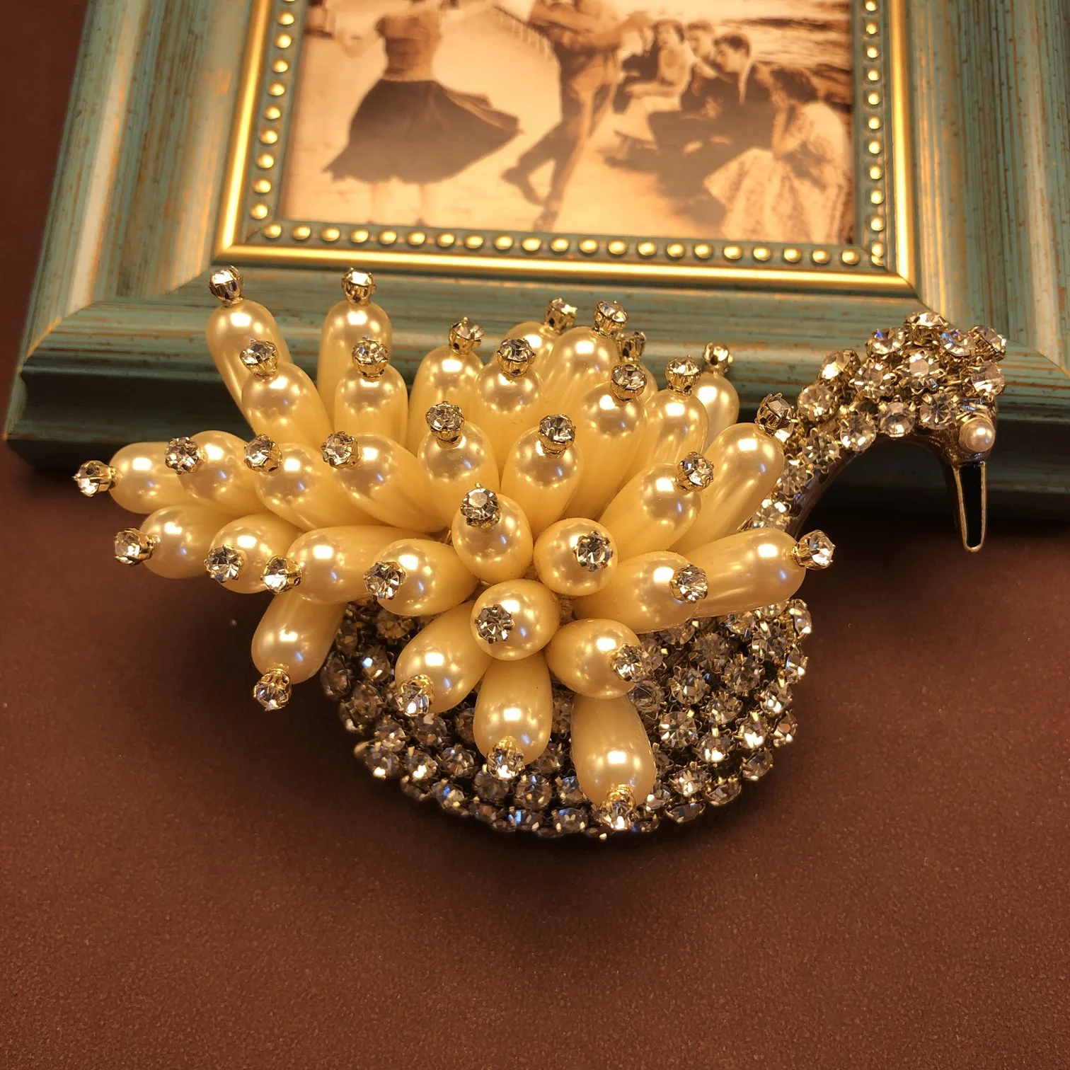 Retro distressed  versatile animal swan brooch pearl inlay brooch, fashion jewelry