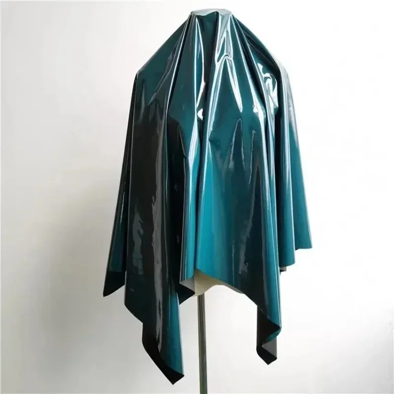 

Яркая кожаная ткань сапфирово-зеленого цвета, трикотажный высокоэластичный полиуретановый материал оптом для пошива одежды своими руками (на метры)