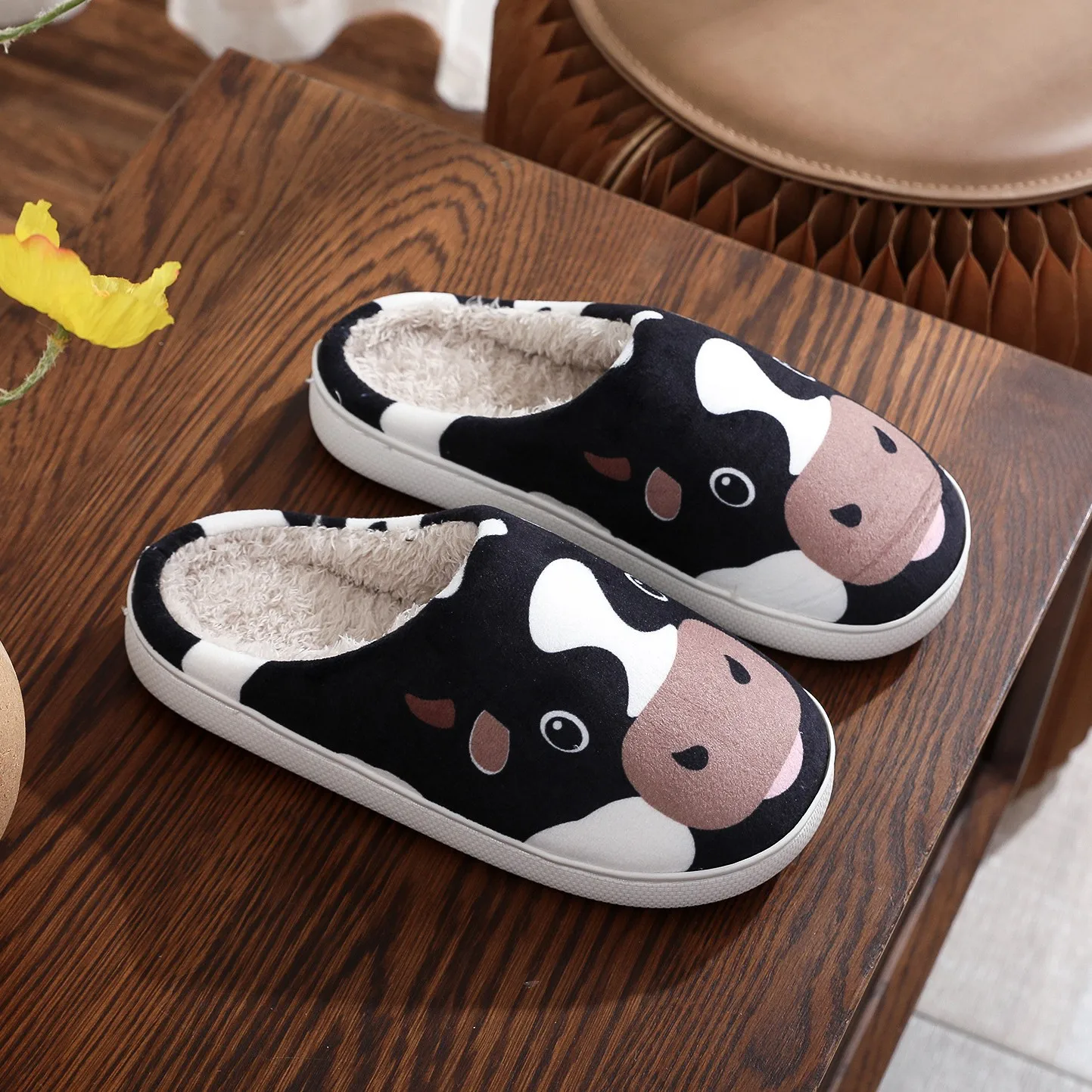 شباشب منفوشة غير رسمية للنساء منزل لطيف الكرتون البقرة أحذية مصممين فتاة مسطحة موضة أنيقة أفخم الشتاء منصة الأحذية المنزل #1