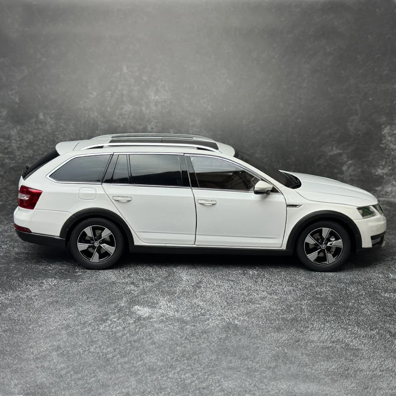 Original 1:18 Mingrui wagon SKODA OCTAVIA alloy car model +small gift