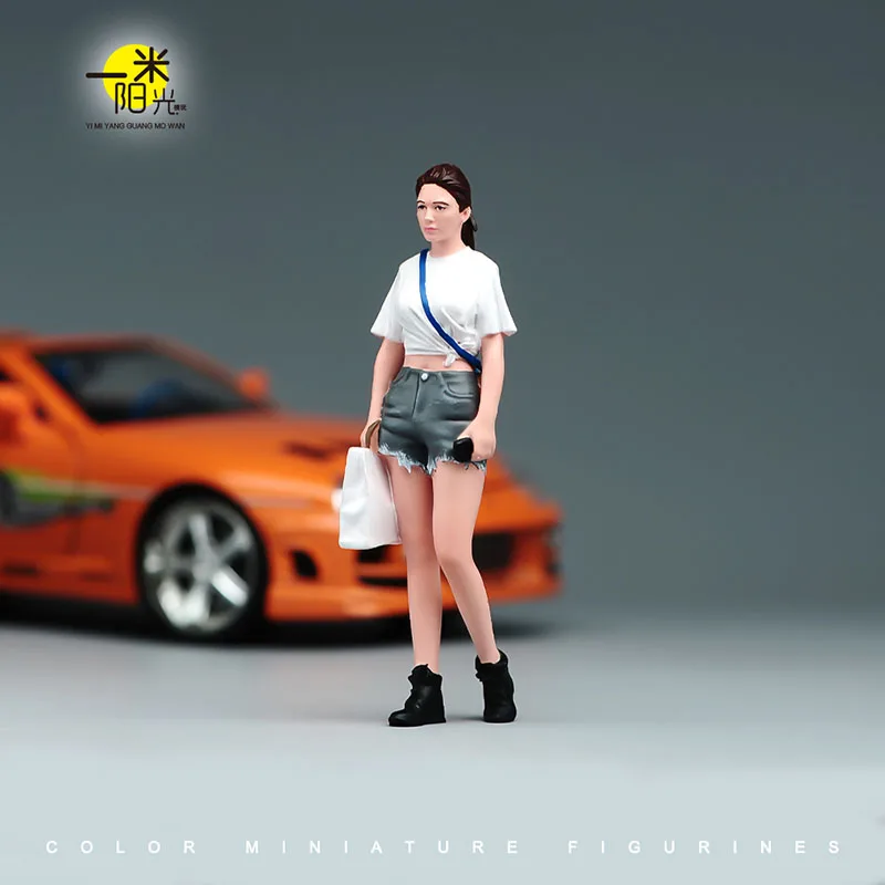 Face Painted 1/18 1/24 Scale Shopping Girl Carrying Bag Figure Model Mini City Street Scene Display Photography Props for Cars