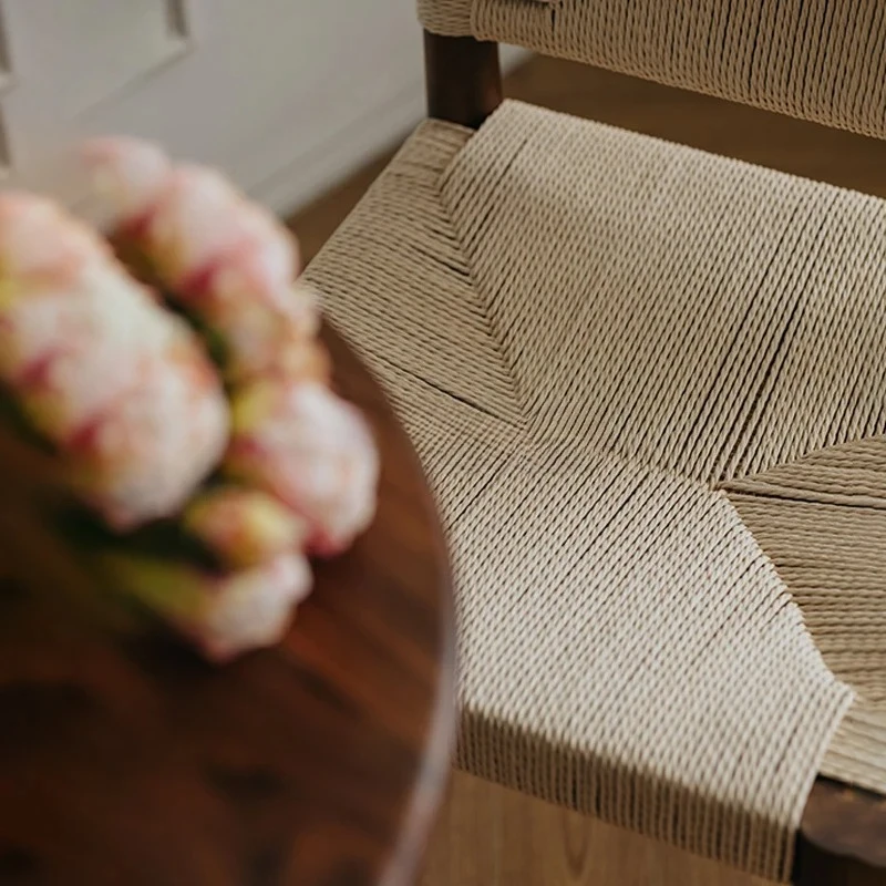 Mittelalterlicher Massivholz-Seilstuhl, Café, lässiger Esszimmerstuhl mit Rattan-Rückenlehne