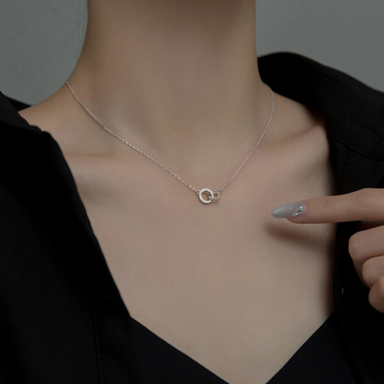 Simple niche design interlocking round square necklace women ins cool style light luxury geometric clavicle chain