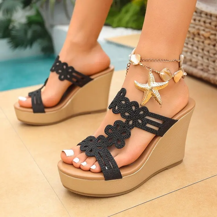 

Новые женские дышащие шлепанцы 2026 года с полым дизайном, декорированные стразами, нескользящие, для летнего отдыха и комфорта