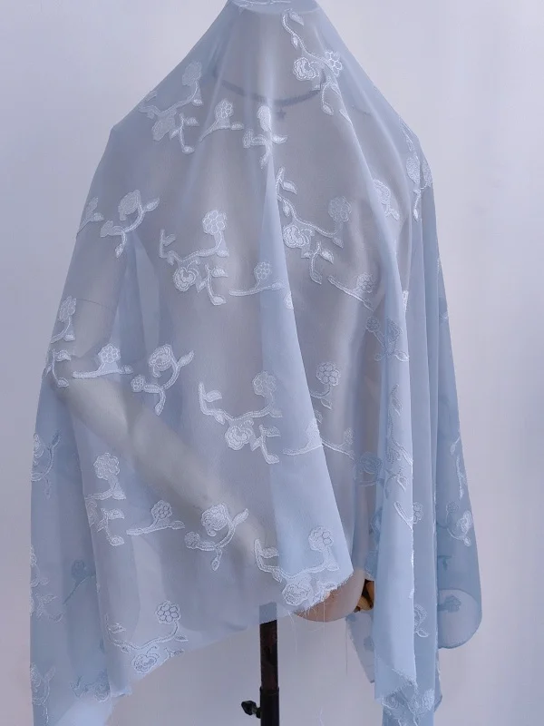tecido-chiffon-leve-de-verao-azul-cinza-fumaca-com-flores-recortadas-transparente-para-vestido-curto-hanfu-material-para-ro
