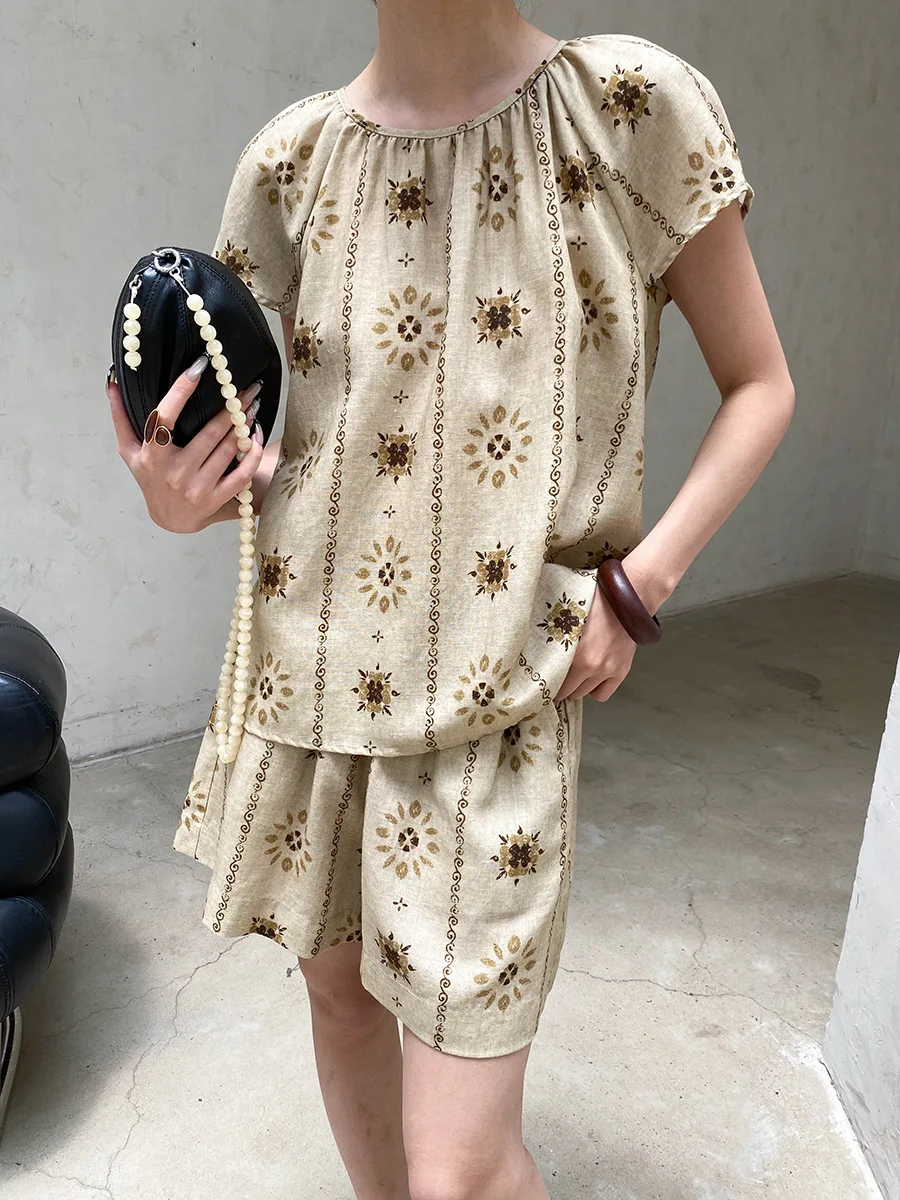 Sommerliches Damen-Set im Retro-Stil mit bedrucktem Rundhals-Kurzarmshirt und lässigen Shorts – Detail 5
