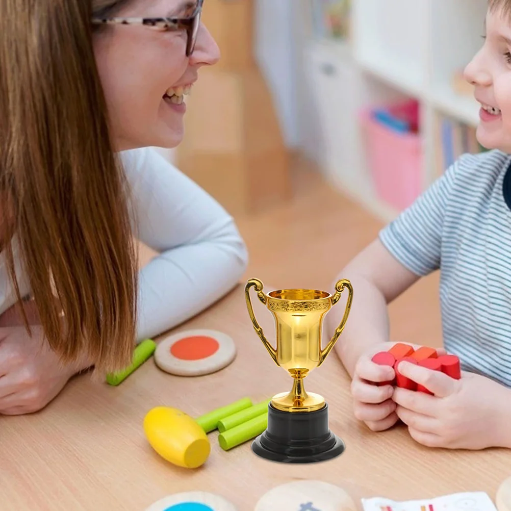 8 pçs mini troféu recompensa das crianças presente brinquedo pequeno com base 16 pçs/1 conjunto os troféus adereços de plástico crianças brinquedos