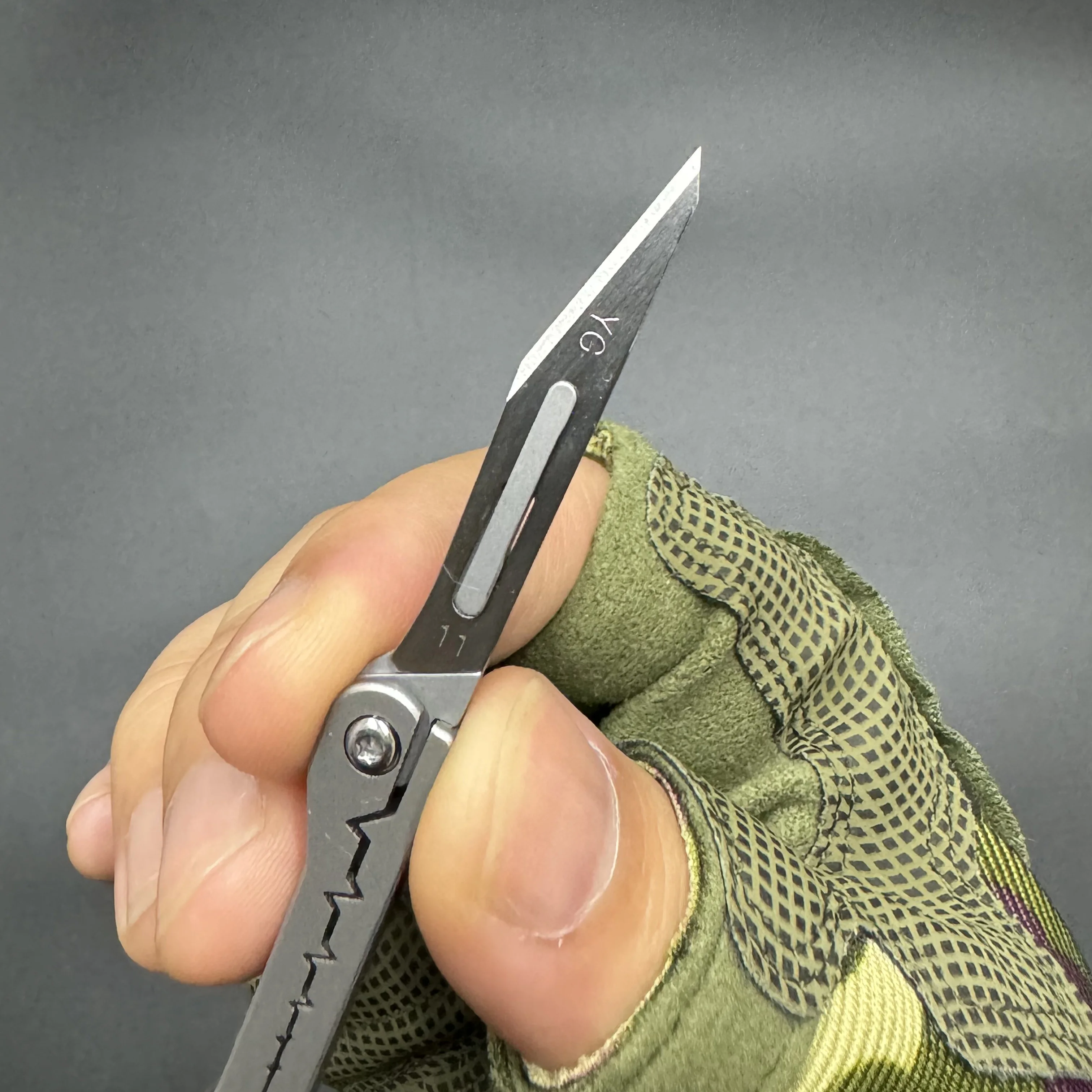 فتاحة زجاجات صغيرة من التيتانيوم قابلة للطي سكينة متعددة الوظائف محمولة تفريغ سلسلة مفاتيح البريد أداة EDC للتخييم في الهواء الطلق #5