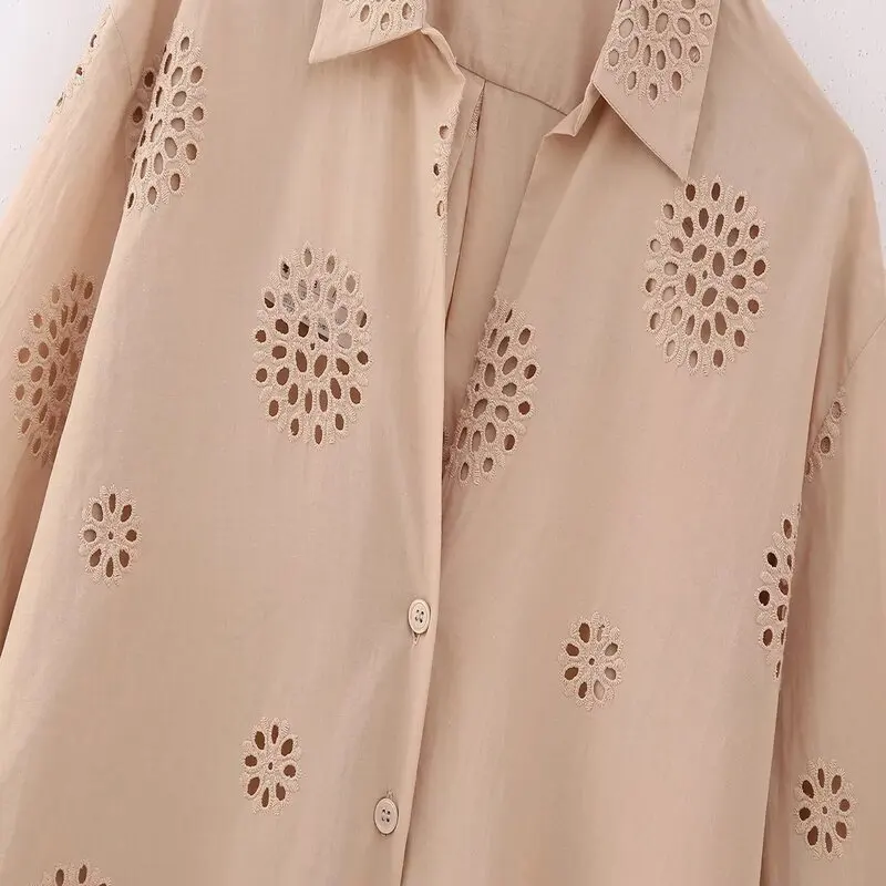 เสื้อผู้หญิงทรงหลวมอเนกประสงค์ ปักลายฉลุ ดีไซน์ใหม่สำหรับฤดูใบไม้ร่วง สไตล์เรียบหรู สีพื้น เหมาะสำหรับใส่ทำงาน แขนยาว แต่งกระดุม