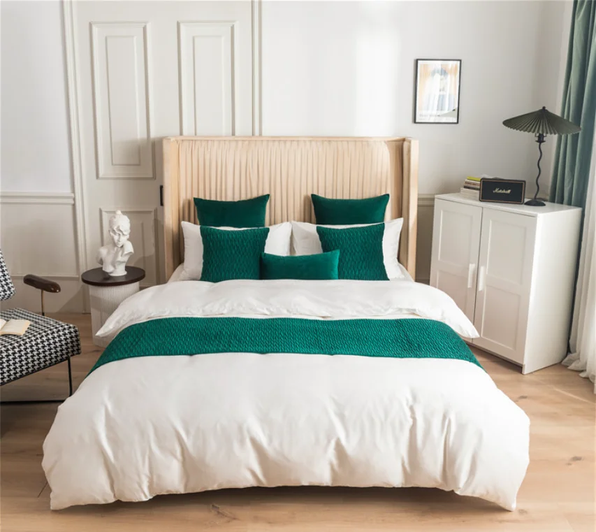 Nordic Light Luxury Dual-Use Solid Color Dutch Velvet Bed Runner with 3D Pleated Geometric Pattern for Hotels