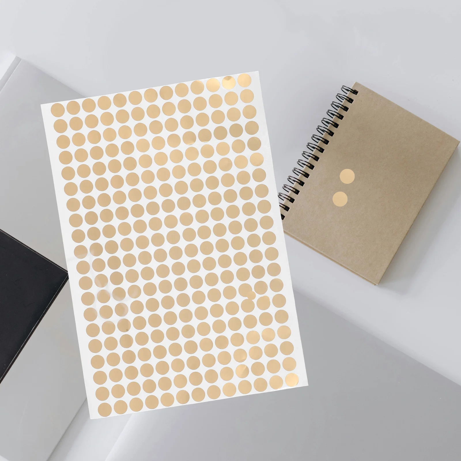 10 folhas de adesivos de pontos adesivos de papelão dourado para vedação, codificação, classificação, recompensas, etiquetas redondas para caixas de presente