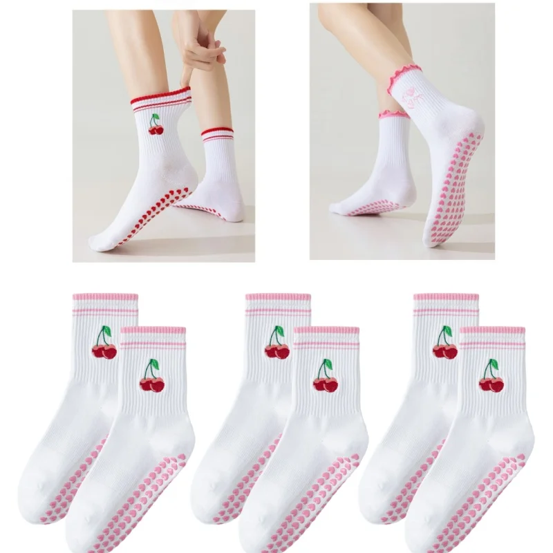 3 أزواج من جوارب اليوغا، جوارب متوسطة الأنبوبة للأطفال، تطريز الكرز اللاصق المضاد للانزلاق، التدريب الاحترافي، الجري، البيلاتيس