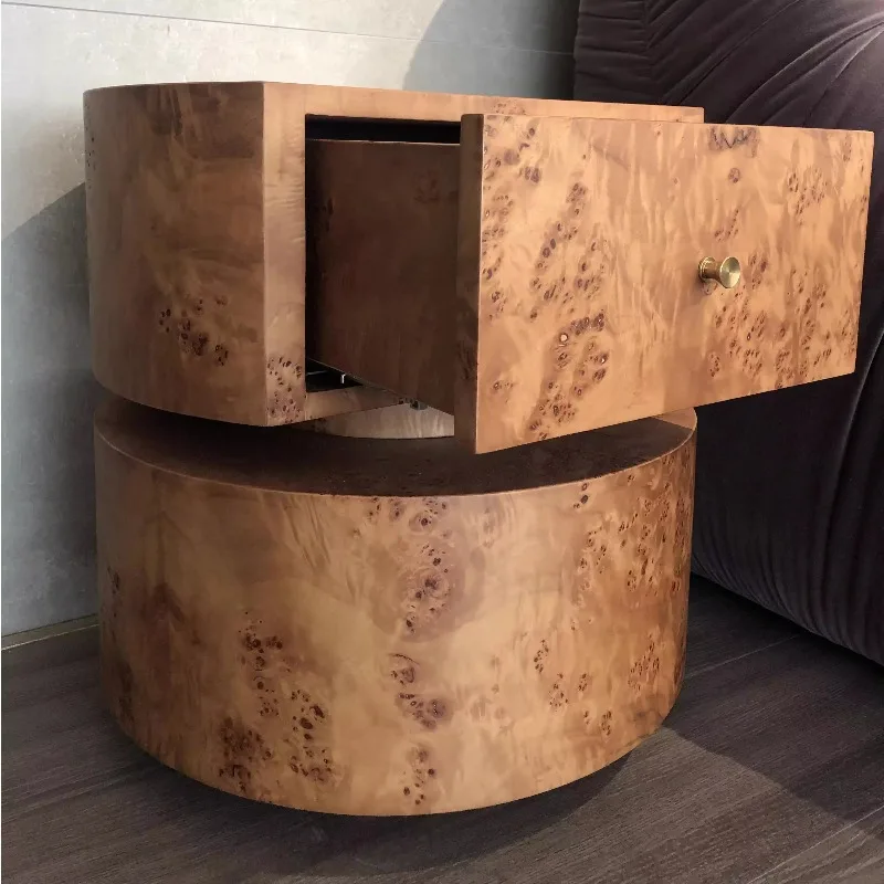 طاولة بجانب السرير من الخشب الصلب بتصميم فرنسي قديم مع سطح من الجلد بعقدة شجرة وخزانة مصنوعة يدويًا لغرفة النوم على الطراز القديم