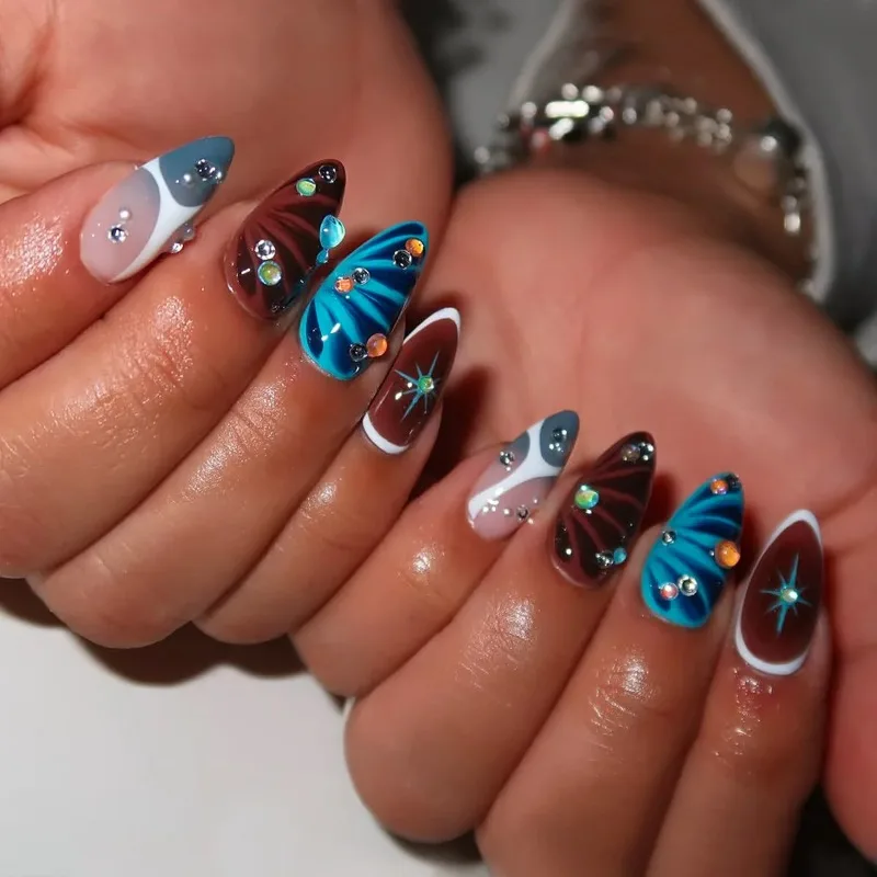24 Stück Süße, coole, blau verlaufende französische Kunstnägel mit funkelnden Sternen und farbigen Strasssteinen, mandelförmige künstliche Nägel für Frauen, einzigartige Nagelspitzen
