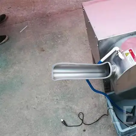 منتج جديد آلات فرز تنظيف البيض آلة غسل البيض مريحة 2200 قطعة / ساعة غسالة البيض