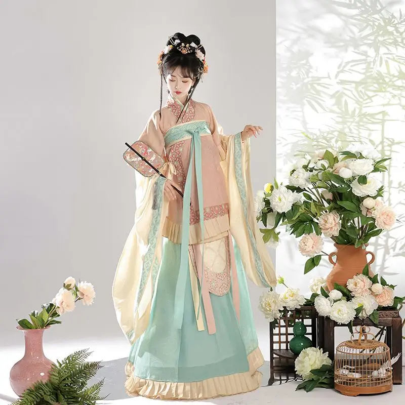 تحسين هانفو أثناء سلالات وي جين وسوي والتانغ، معروف أيضًا كالملابس الخالدة التي تمثل الملابس الصينية القديمة