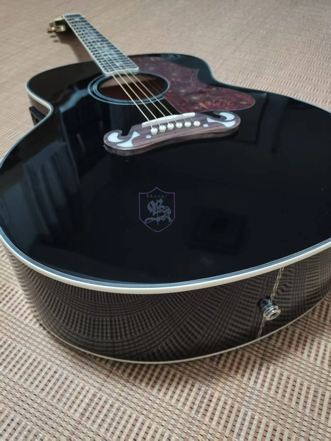 

Оригинальная гитара Sound 200, 43 дюйма, черная краска, верхняя дека из массива ели, боковые и задние панели из клена, эквалайзер установлен сбоку.