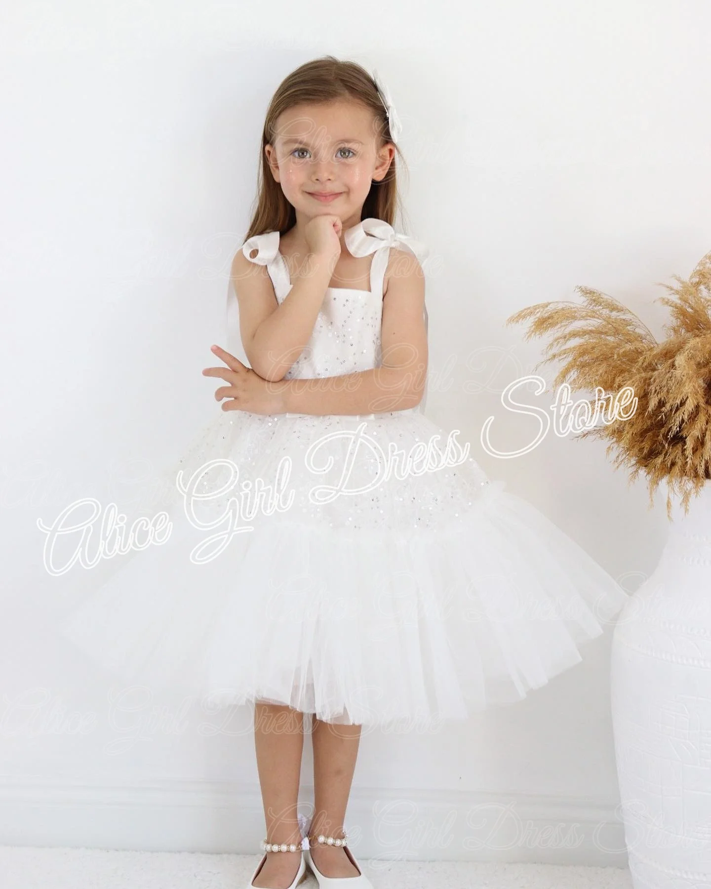 robes-de-demoiselle-d'honneur-blanches-pour-mariages-avec-nœuds-et-paillettes-robe-de-premiere-communion-longueur-genou-robes-de-princesse-pour-tout-petits-robes-de-concours-de-beaute