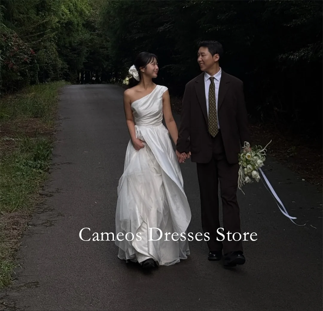 ชุดแต่งงานแบบเรียบง่ายสีไอวอรี่แบบไหล่เดียว แขนกุด ผ้าซาติน ชายกระโปรงยาวลากพื้น  ชุดเจ้าสาวสำหรับผู้หญิง  แบบสั่งตัดได้จาก SONDR