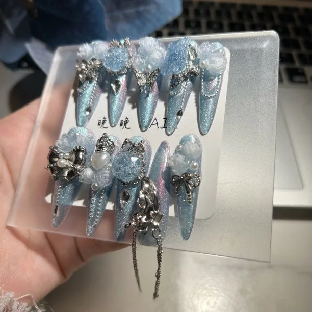 

Накладные ногти Ice Blue Fairycore, очень длинные, в форме стилетто, с эффектом северного сияния, блестками, 3D-бабочками, розами, сердечками и цепочками, прочные, ручной работы, для нейл-арта.