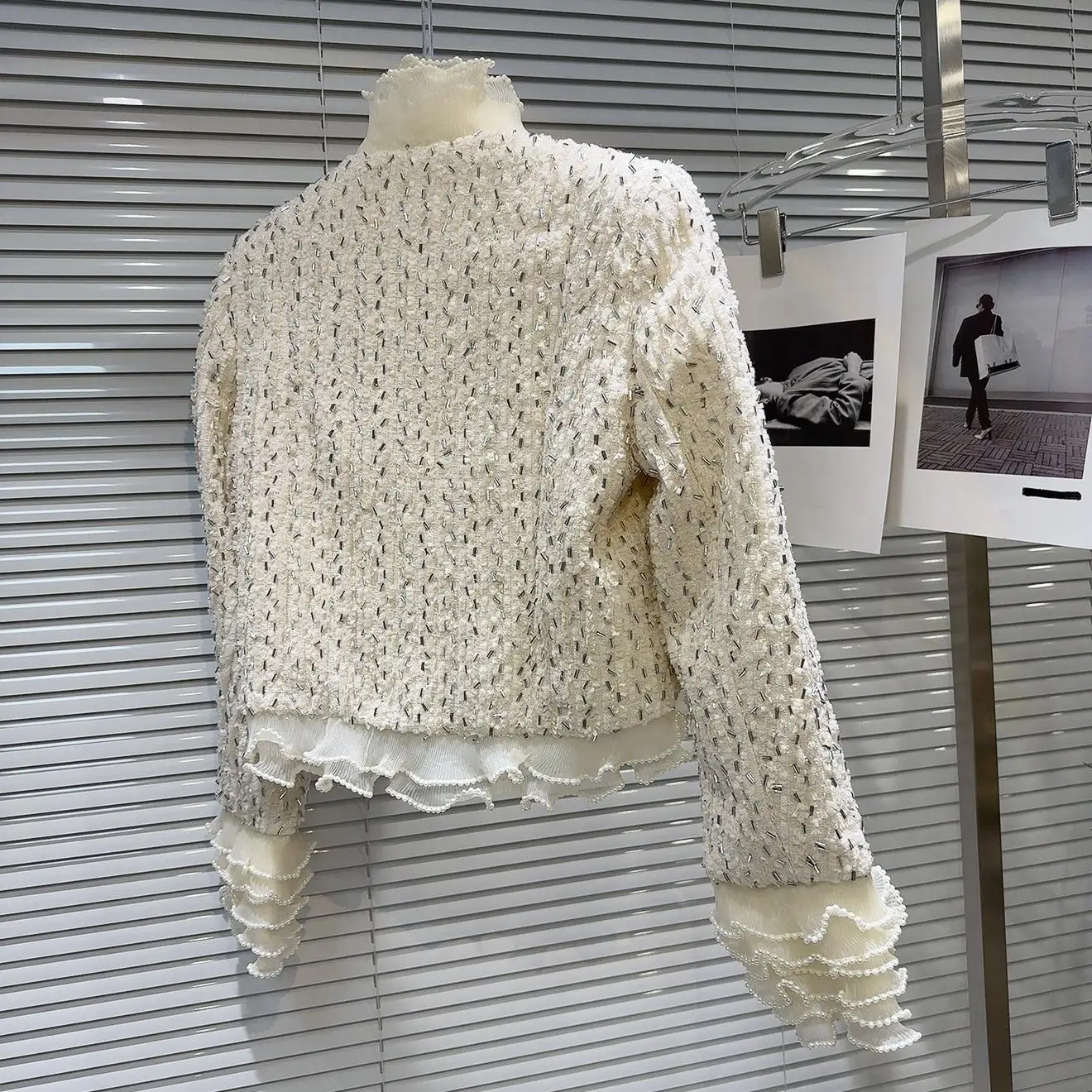 패셔너블한 진주 단추 장식 쉬폰 트림 고급스러운 느낌의 탑 숏 아우터웨어 여성 스타일 2025년 봄 스트레이트 컷 긴 소매