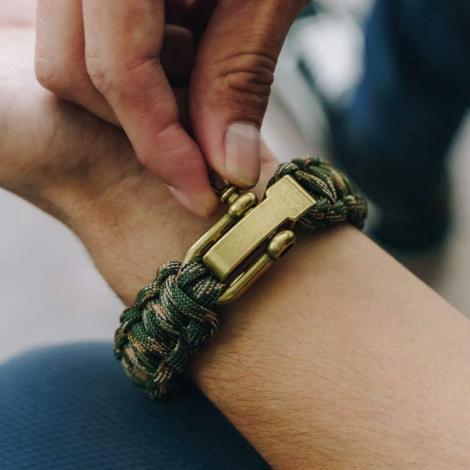 Paracord-Armband, taktisches Überlebensarmband für Herren mit bronzefarbener USA-Flagge, verstellbare Größen für Militär-Veteranen, Outdoor-Camping – Detail 5