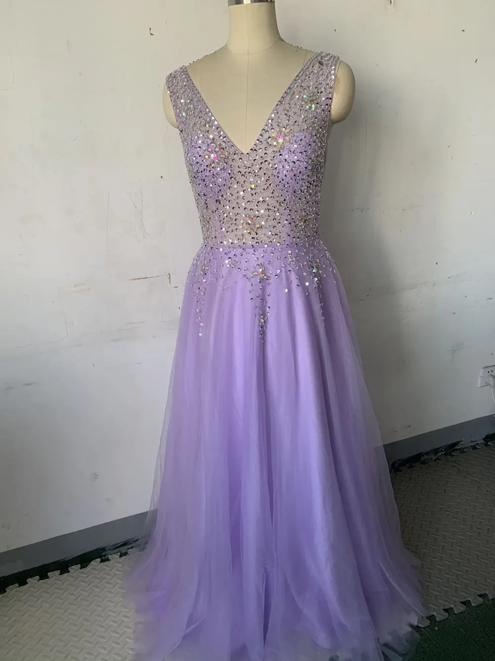 Vestidos de baile con cuentas de diamantes de imitación para mujer, escote en V profundo, vestido de baile sin mangas, tul largo hasta el suelo,