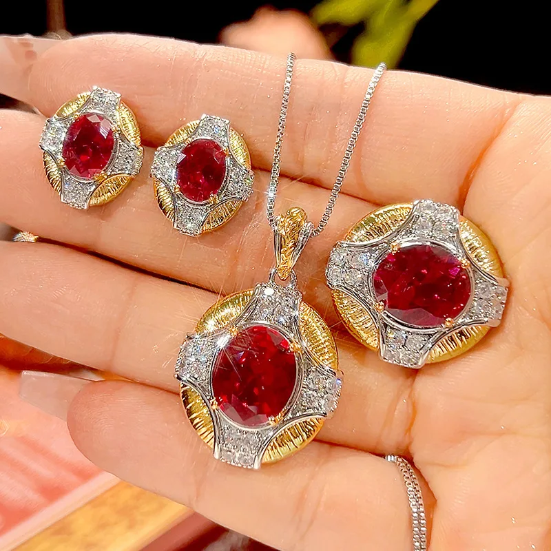 

Ювелирный набор в дворцовом стиле с красным корундом, основной камень 10*12-6*8