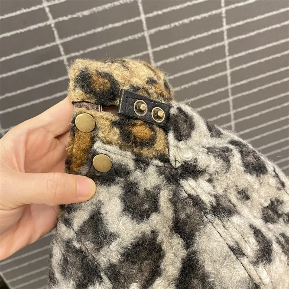 خمر قابل للتعديل صوف الضأن القبعات قبعة بولي Leather الجلود حافة الدفء ليوبارد طباعة القبعات الشارع Y2k النساء موزع الصحف قبعات فتاة