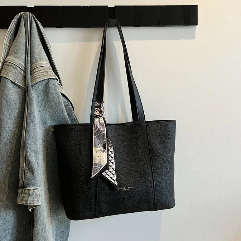 

Women's Crossbody-Bag Made Of Premium Leather Boasting Trendy Design And High-End Vintage Paris Look ​