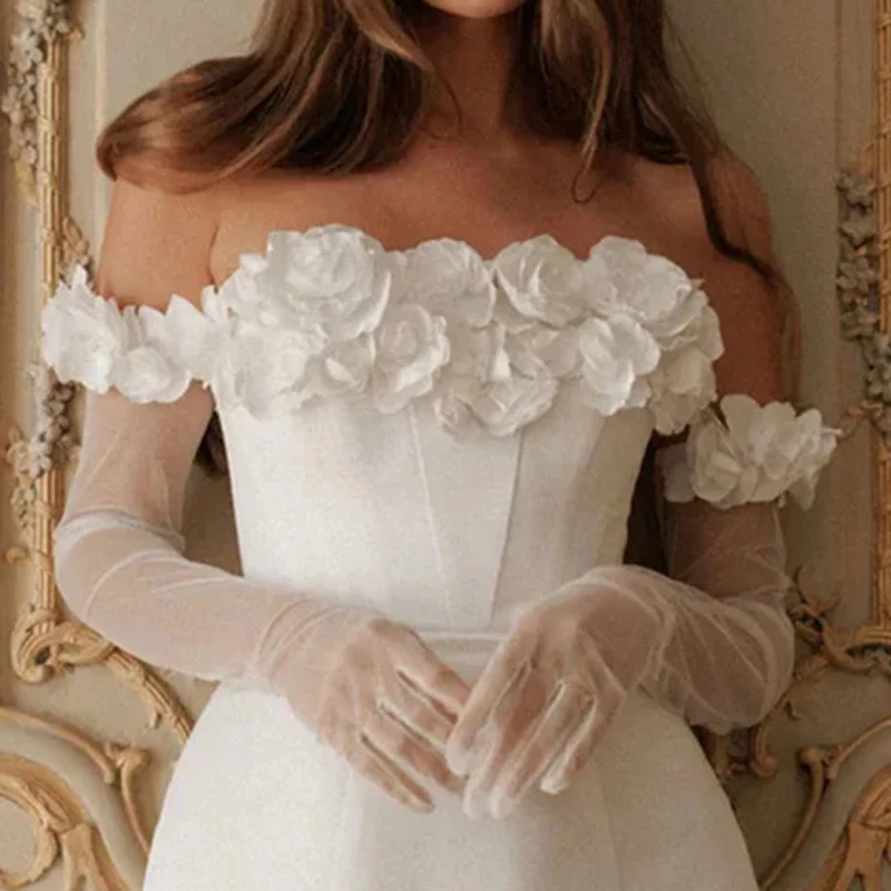 Romantyczna biała krótka suknia ślubna z odkrytymi ramionami i satynową sukienką imprezową z kwiatowym wykończeniem 3D Sukienka wieczorowa z kwiatowym dekoltem z falbanami