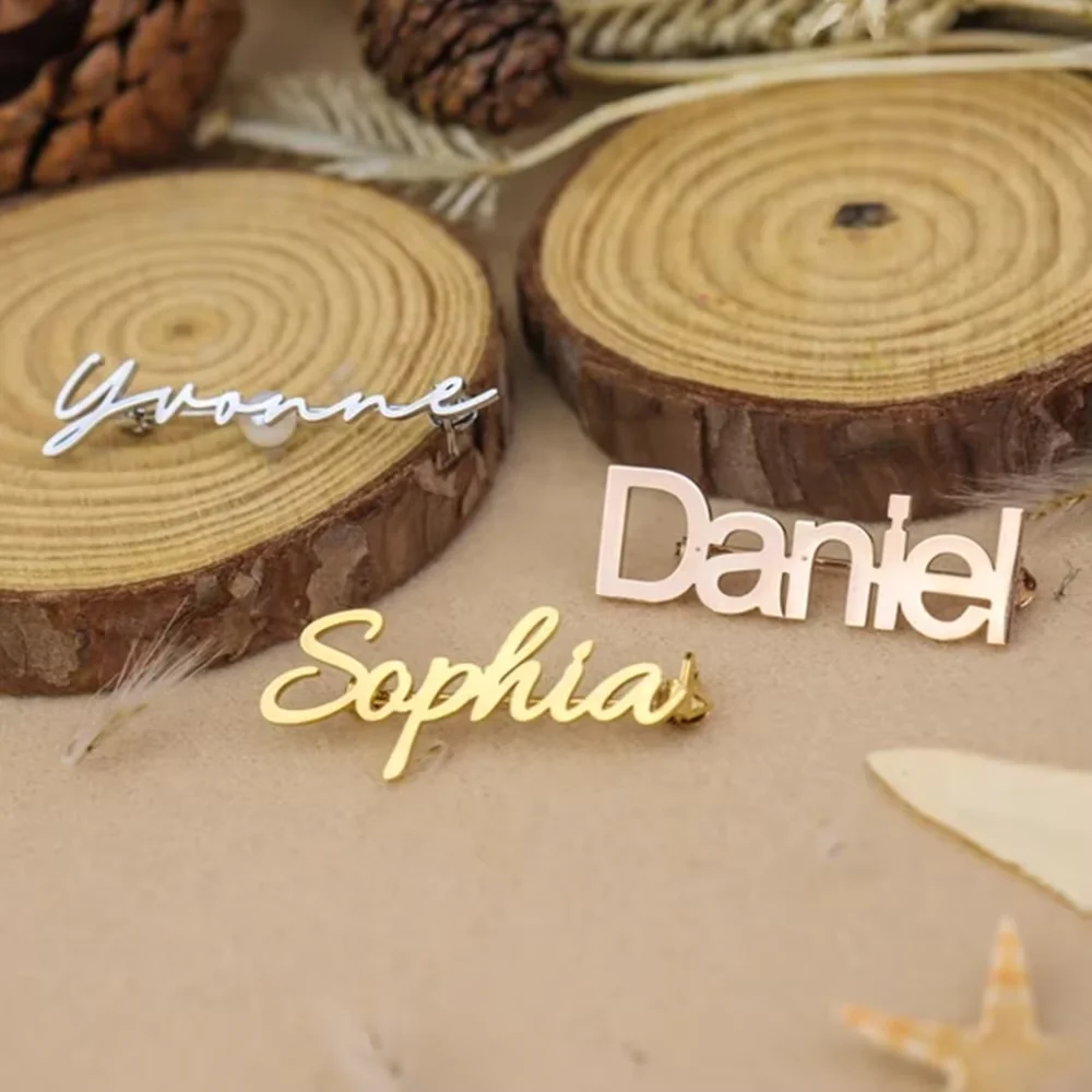 اسم مخصص دبوس بروش الفولاذ المقاوم للصدأ اكسسوارات شعار مخصص شخصية الطفل دبابيس مجوهرات النساء الرجال شارة هدية عيد ميلاد