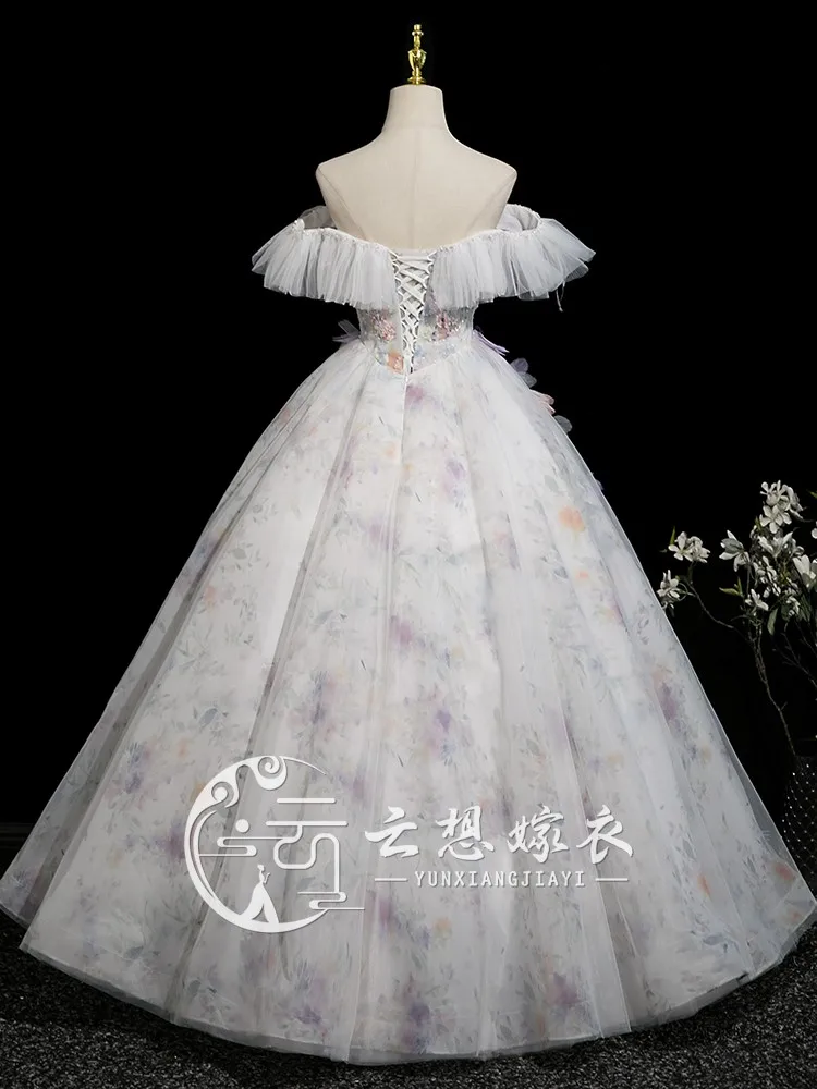 Une robe de mariée éthérée et élégante à une épaule pour adultes