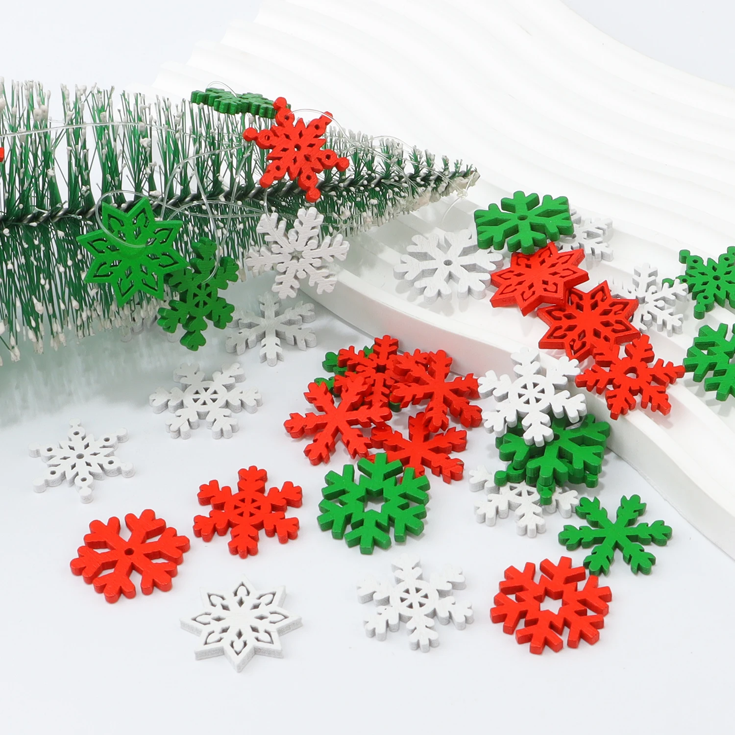 50Pcs Mix Color Christmas Snowflakes Wooden Ornaments for DIY Crafts Scrapbooking Decor New Year Xmas Tree Decoration Supplies