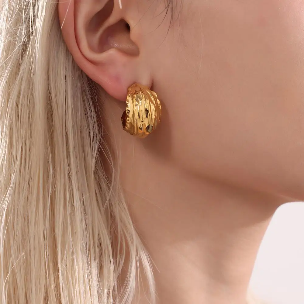 TOSOKO Wrinkled Texture C-Shaped Earrings Lava Fashion Stainless Steel Casting PVD Electroplated Earrings For Women F1654