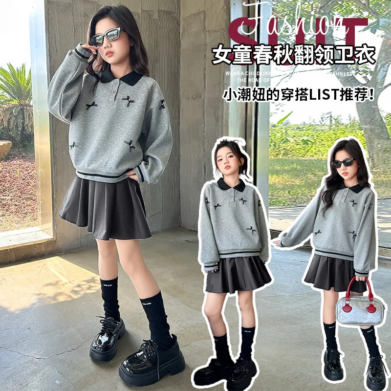 

Комплект для девочек: толстовка-поло с 3D-аппликацией в виде банта, худи и плиссированная юбка. Новая повседневная мода 2026 года для детей среднего и старшего возраста.