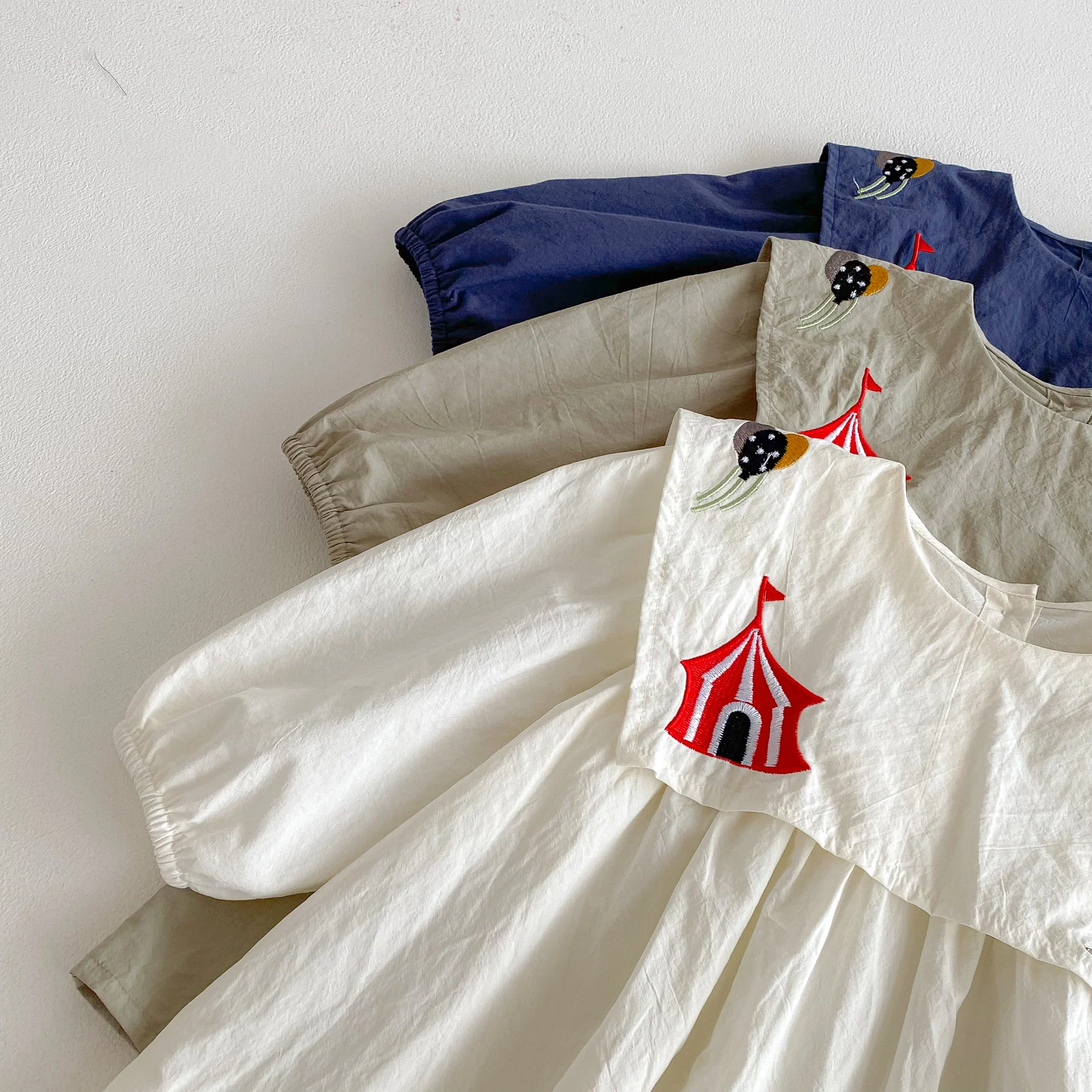 Mädchenkleid mit Zirkus-Stickerei, Frühjahr/Herbst 2026, Langarmkleid mit Akademik-Kragen – Detail 6