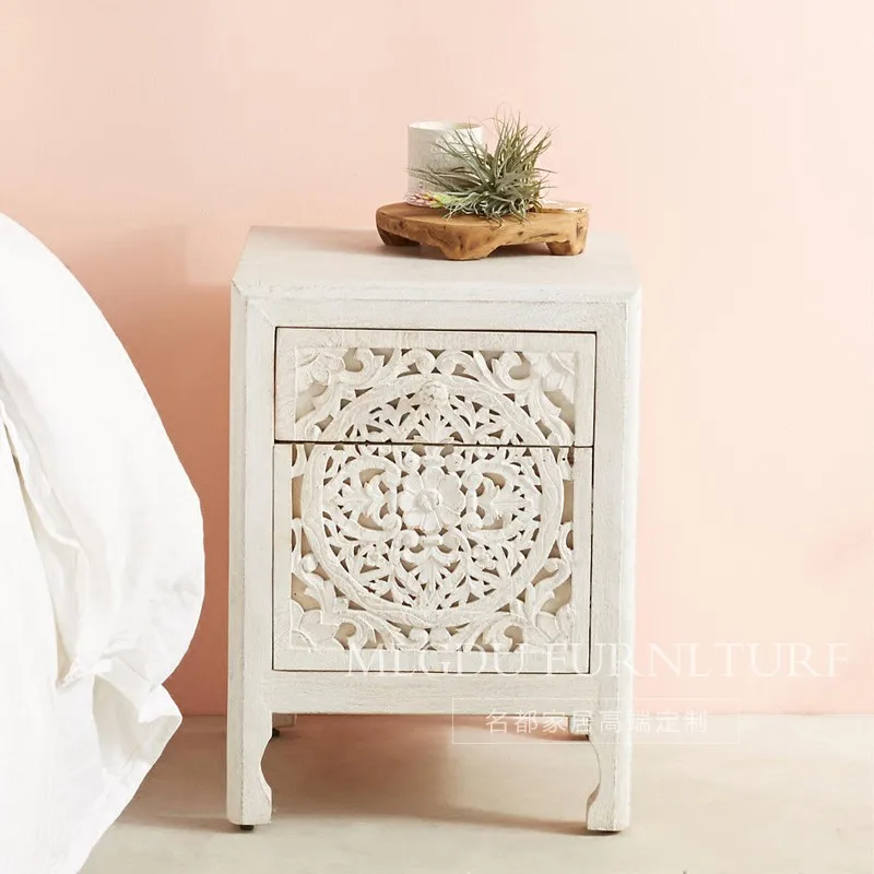 Geschnitzter Nachttisch, hohler geschnitzter Nachttisch