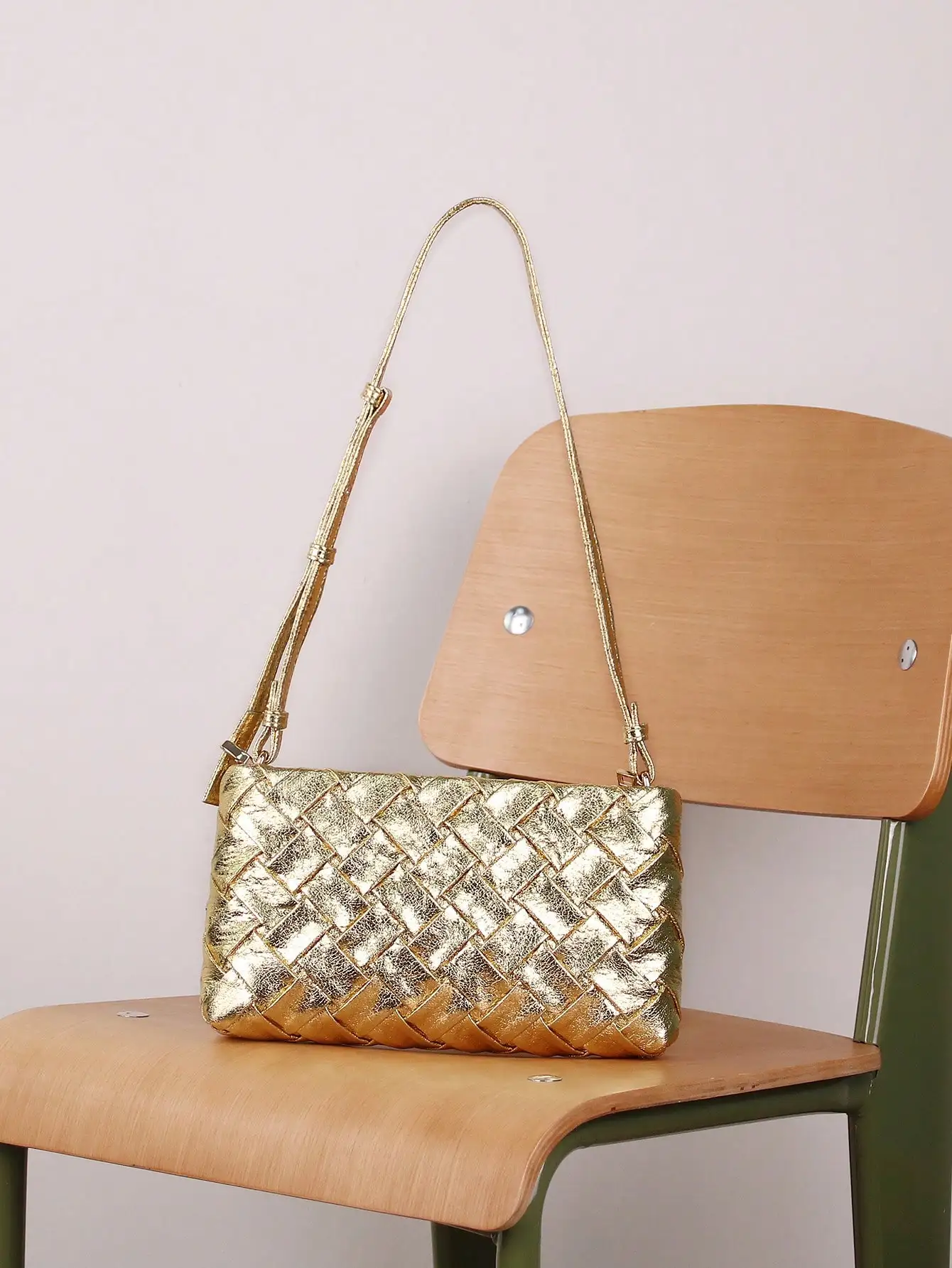 2024 new fashion elegant handbag trend burst crack gold woven embossed shoulder bag minimalist lightweight Joker bag.