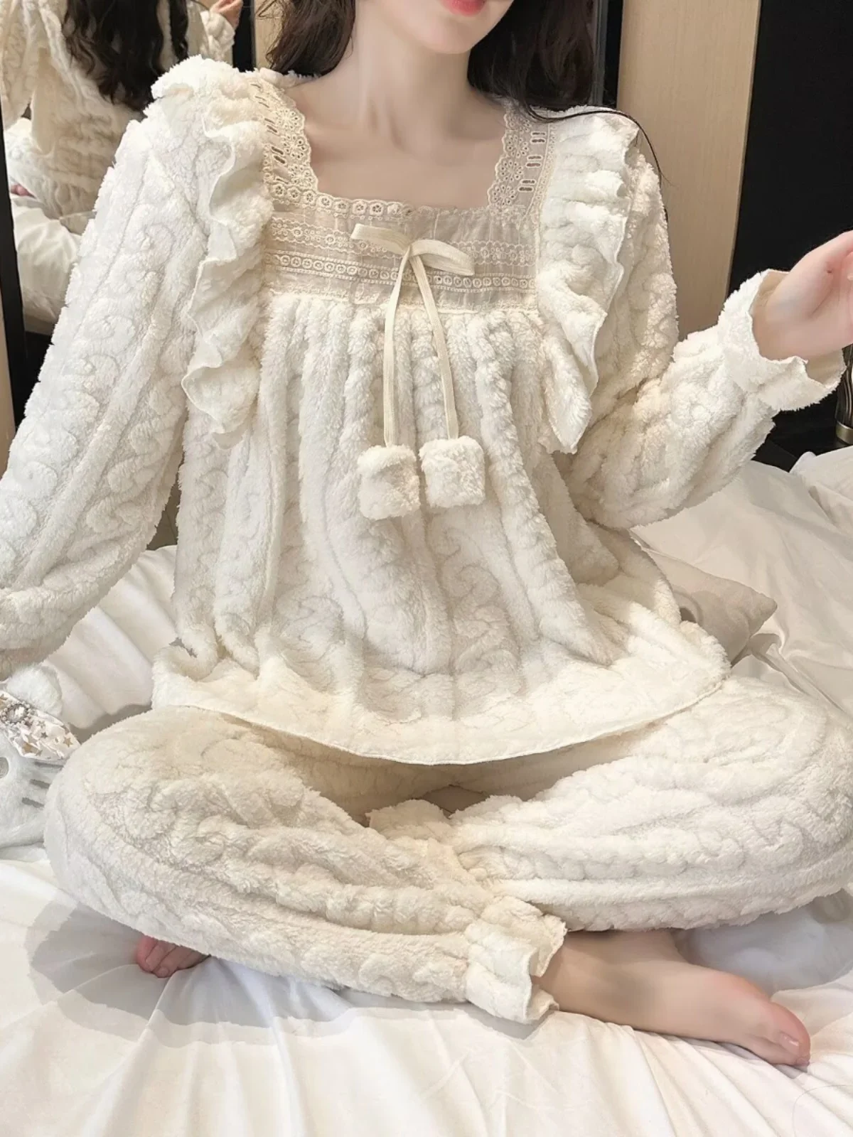 

Women's Winter Coral Velvet Pajamas Set Thickened Fluffy O-neck Two-piece Homewear Loungewear Leisure Pajamas for Cold Weather