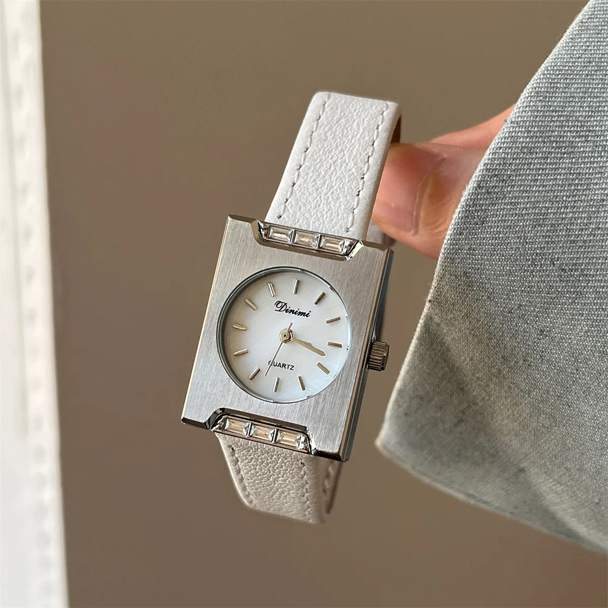 

Легкие роскошные женские часы Dinimi в винтажном новом стиле, с матовым циферблатом, инкрустированным бриллиантами и кожаным ремешком, является fa.