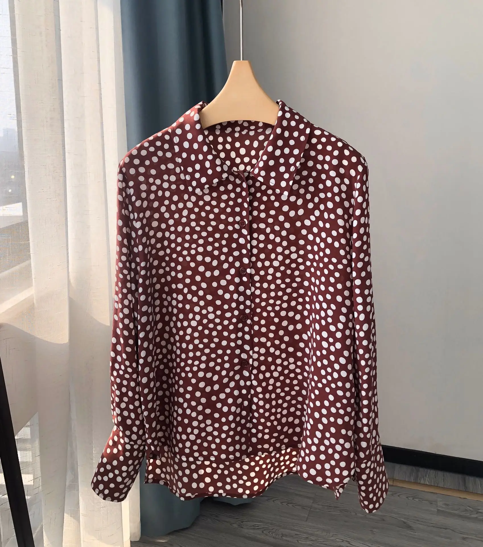 

2024 Spring/Summer New Women's Wear Purplish Red Simple Retro Polka Dot Silk Shirt 0409