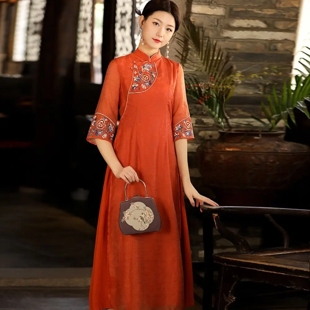 Nuevo Cheongsam chino bordado con flores, vestido de estilo étnico de media manga con cuello mandarín, cierre de rana, vestido largo de verano para mujer