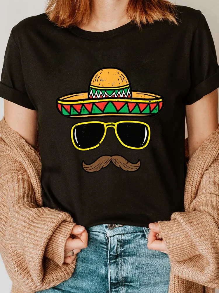 เสื้อยืดคอกลมพิมพ์ลายหมวกเม็กซิกันมีสไตล์และสะดวกสบายในฤดูใบไม้ผลิ ฤดูร้อน และฤดูใบไม้ร่วง เสื้อลำลองแขนสั้น เสื้อผ้าผู้หญิง