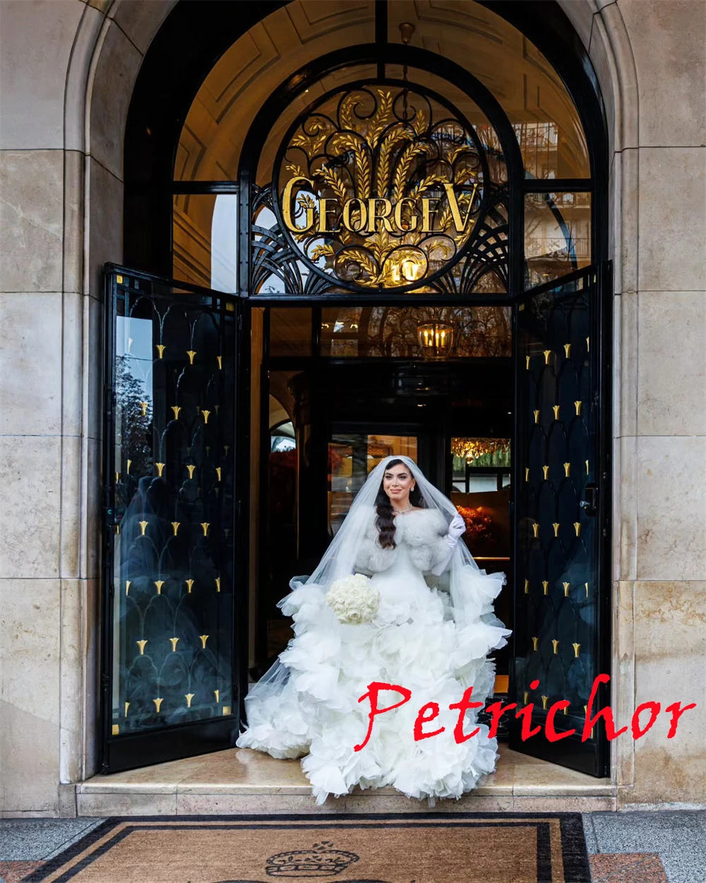 تخصيص جودة عالية الأبيض تول فستان الزفاف مزاجه حمالة الزهور أثواب الزفاف قطار مصلى فستان مفتوح الظهر