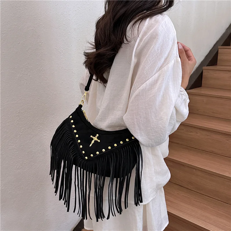 

2025 Summer Vintage Shoulder Bag for Women Spacious Adjustable Crossbody Strap with Studded Fringe Details Luxury Boho Chic Bag