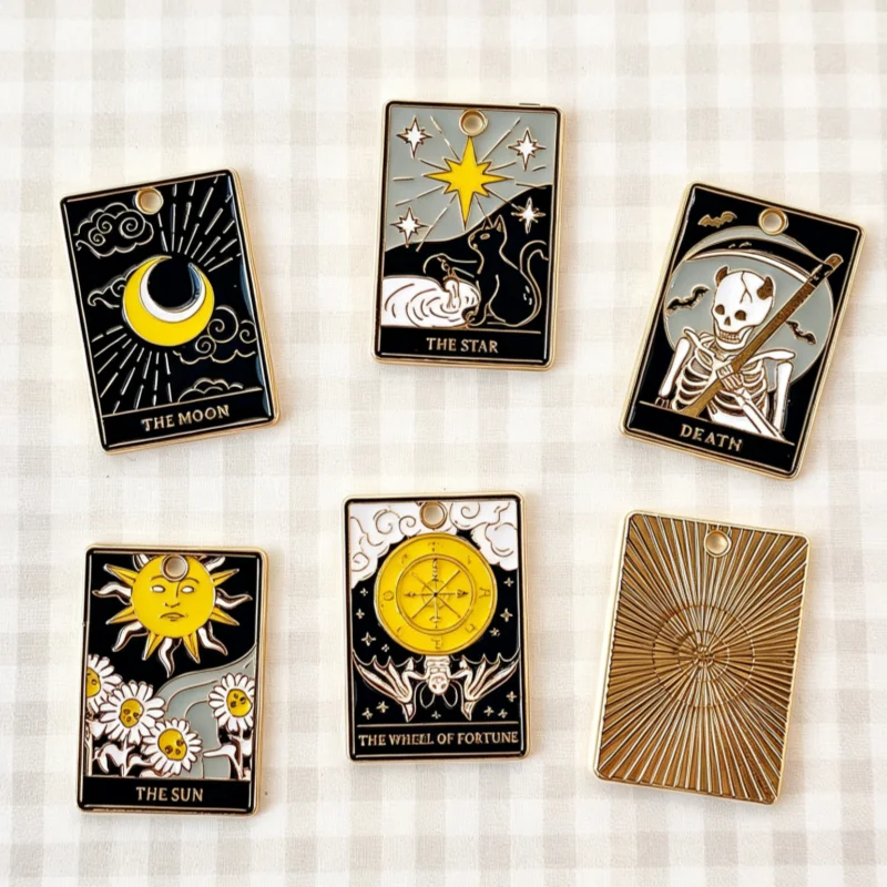 10 piezas de accesorios de joyería de aleación negra con diseño de tarot del Sol de Halloween, colgante y llavero decorativo